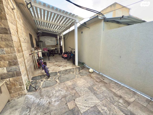 דירת גן, חנה סנש, מוצקין הותיקה, קרית מוצקין