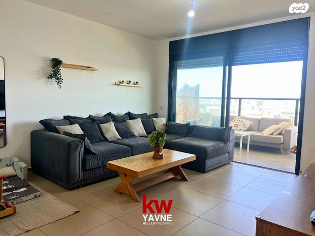 דירה, דבורה עומר, נאות שמיר, יבנה