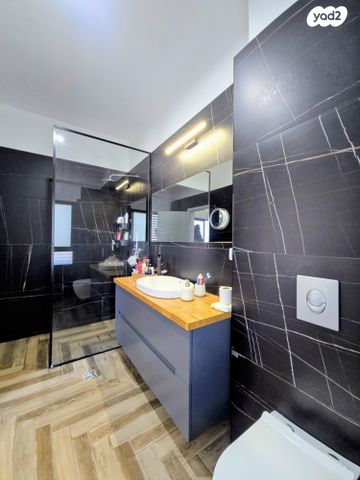 דו משפחתי, אבן יהודה