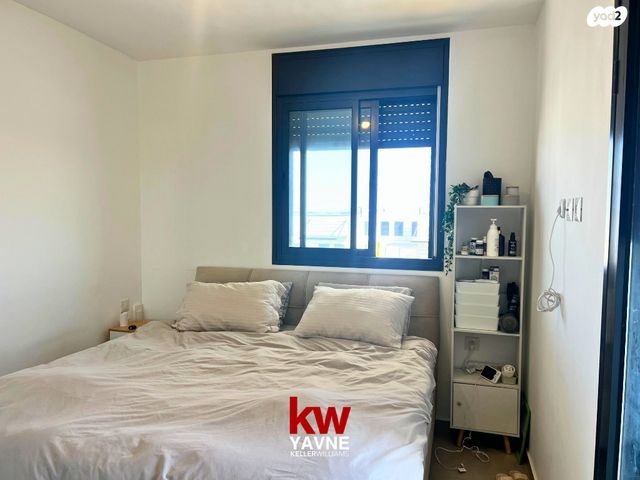 דירה, דבורה עומר, נאות שמיר, יבנה