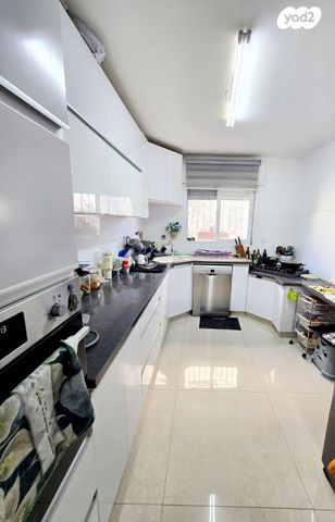 דירת גן, הפרג, צמח השדה, מעלה אדומים