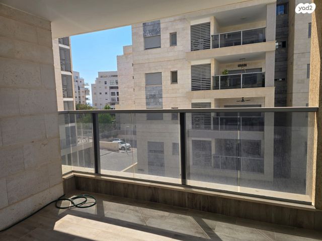 דירה, צור יצחק