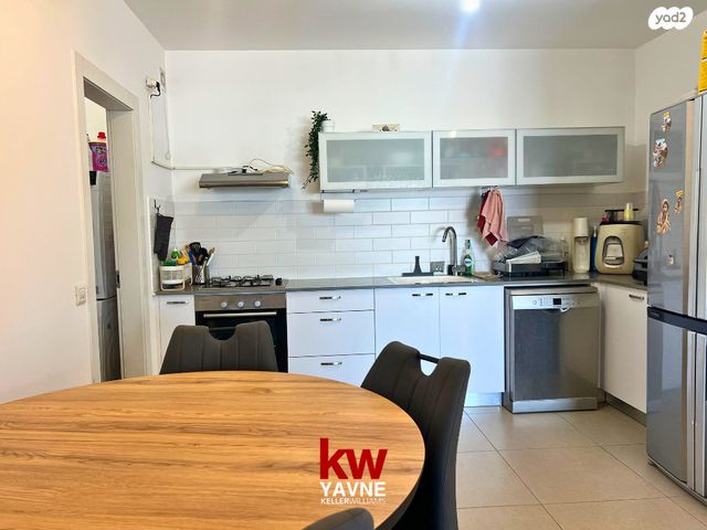 דירה, דבורה עומר, נאות שמיר, יבנה