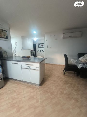 דו משפחתי, נעורים, ערד