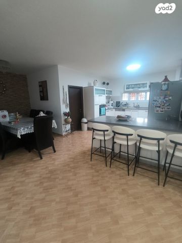 דו משפחתי, נעורים, ערד