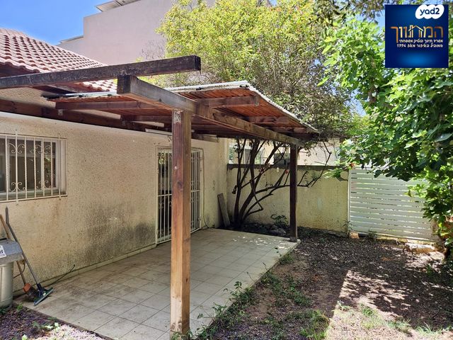 דו משפחתי, כוכב יאיר / צור יגאל