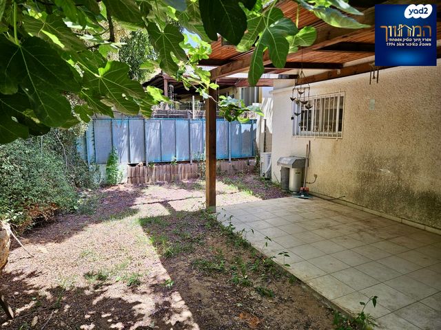 דו משפחתי, כוכב יאיר / צור יגאל