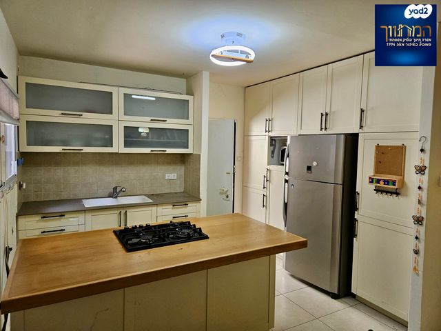 דו משפחתי, כוכב יאיר / צור יגאל