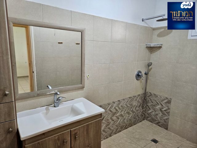 דו משפחתי, כוכב יאיר / צור יגאל