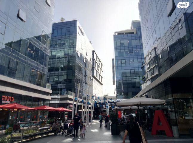 חנויות/ שטח מסחרי, ראול ולנברג, עתידים, אזור התעסוקה רמת החייל, תל אביב יפו