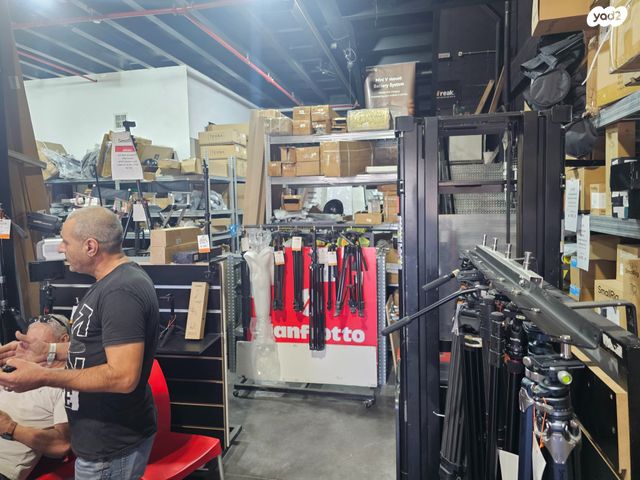 חנויות/ שטח מסחרי, אזור תעשיה ג, חולון