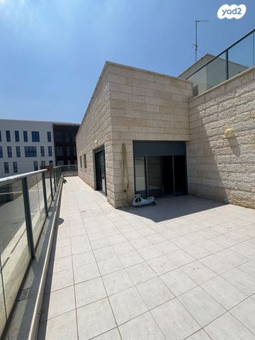 גג/ פנטהאוז, טופז 21, אבני חן, חריש