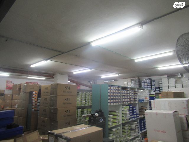 מחסנים, דרך זאב ז'בוטינסקי 105, פרדס כץ, בני ברק