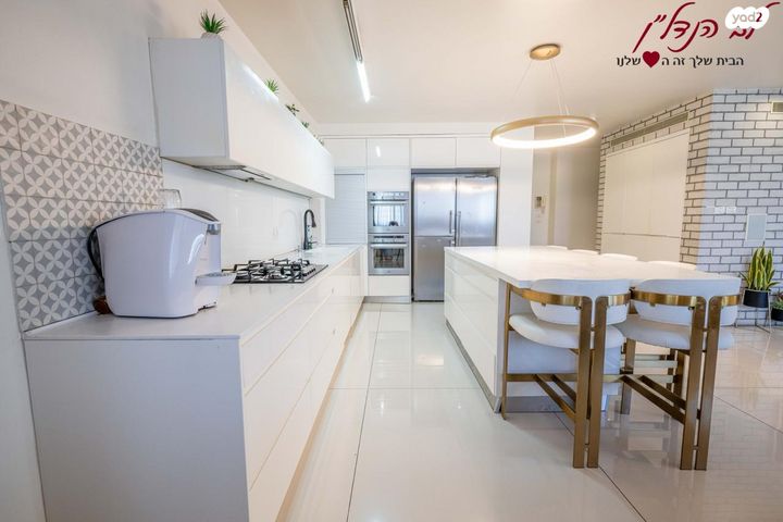 גג/ פנטהאוז, יגאל ידין, המגינים, מודיעין מכבים רעות