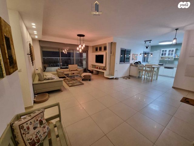 גג/ פנטהאוז, יבנה