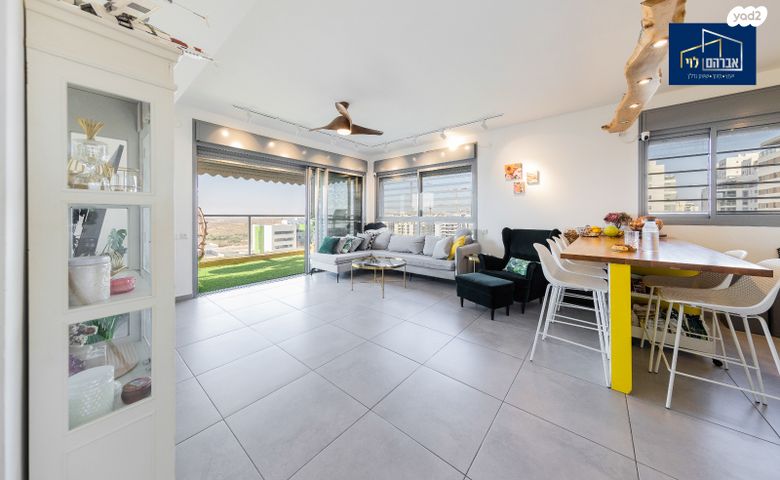 דירה, חיים הרצוג, פסגות אפק, ראש העין