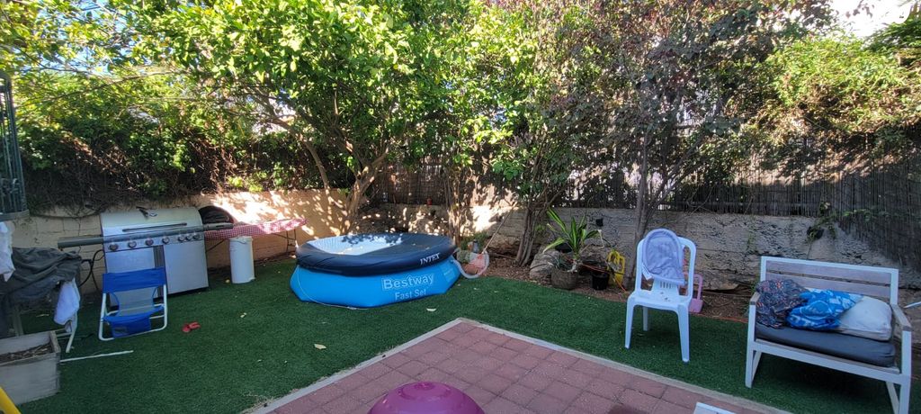 דו משפחתי, כוכב יאיר / צור יגאל