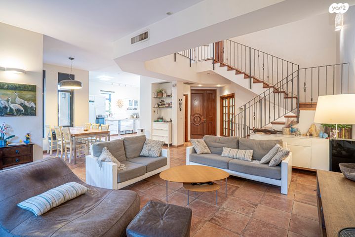 דו משפחתי, אלכסנדר פן, הוד השרון