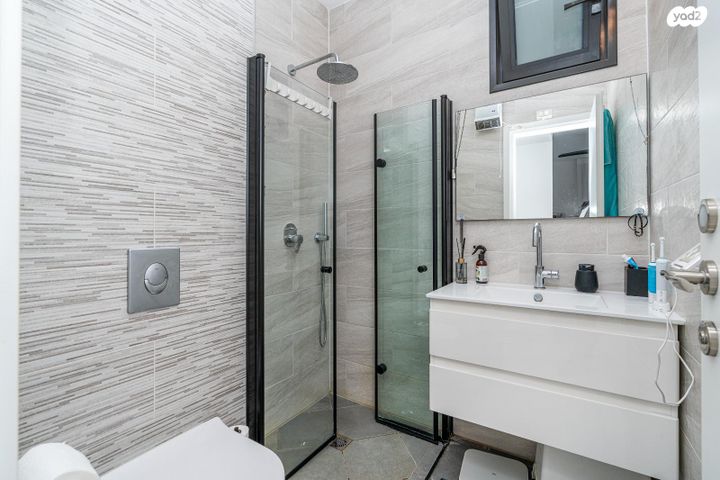 דירה, מאיר עמית, נווה אור, אור עקיבא