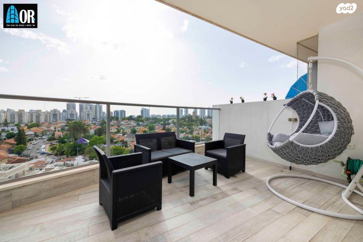 דירה, אפרים קישון, חתני פרס ישראל, באר יעקב