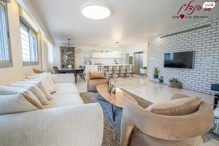 גג/ פנטהאוז, יגאל ידין, המגינים, מודיעין מכבים רעות