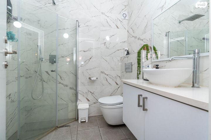 דירת גן, הברוש, אורות, אור עקיבא