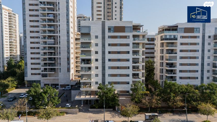 דירה, חיים הרצוג, פסגות אפק, ראש העין