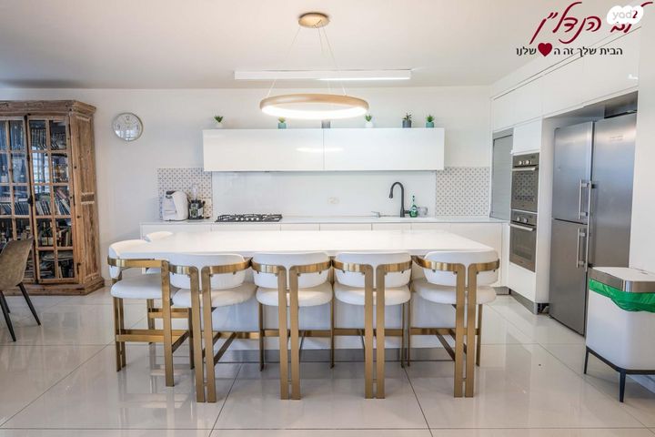 גג/ פנטהאוז, יגאל ידין, המגינים, מודיעין מכבים רעות