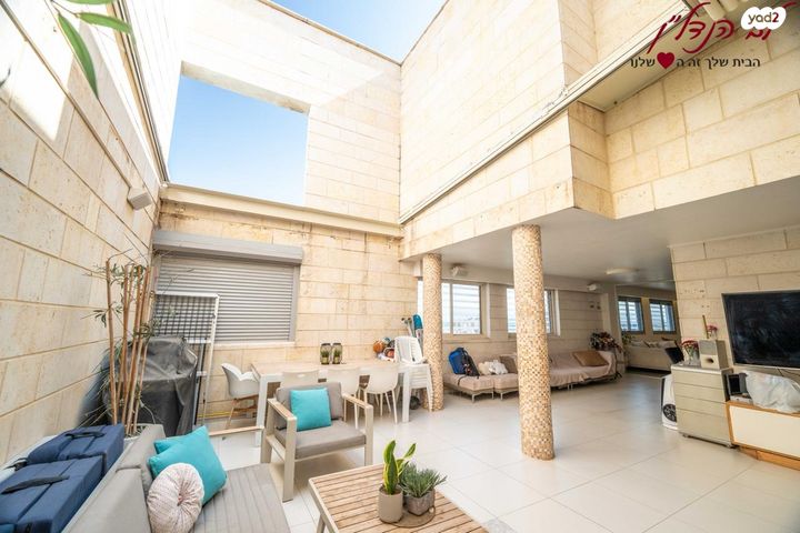 גג/ פנטהאוז, יגאל ידין, המגינים, מודיעין מכבים רעות