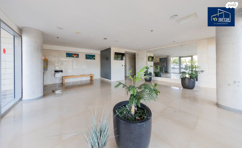 דירה, חיים הרצוג, פסגות אפק, ראש העין