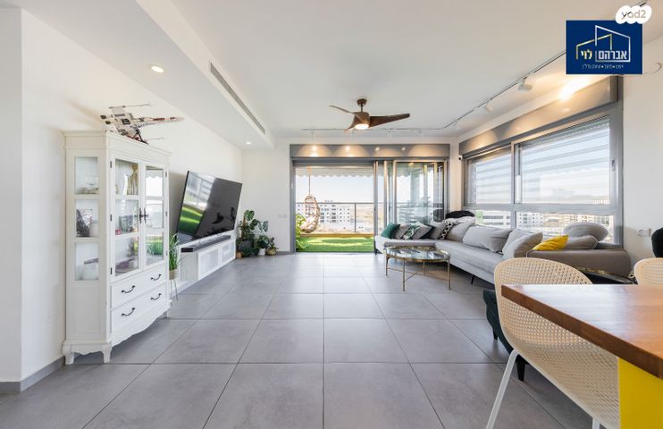 דירה, חיים הרצוג, פסגות אפק, ראש העין