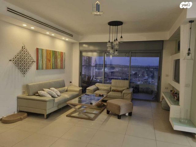 גג/ פנטהאוז, יבנה