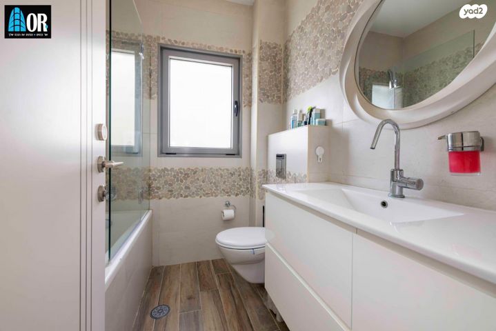 דירה, אפרים קישון, חתני פרס ישראל, באר יעקב