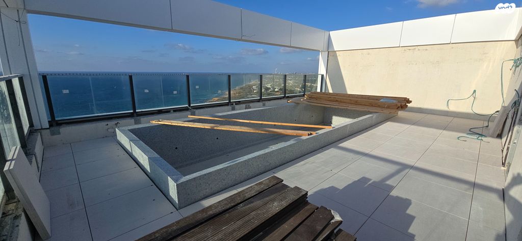 גג/ פנטהאוז, אלמוג 1, חוף הזהב, נתניה