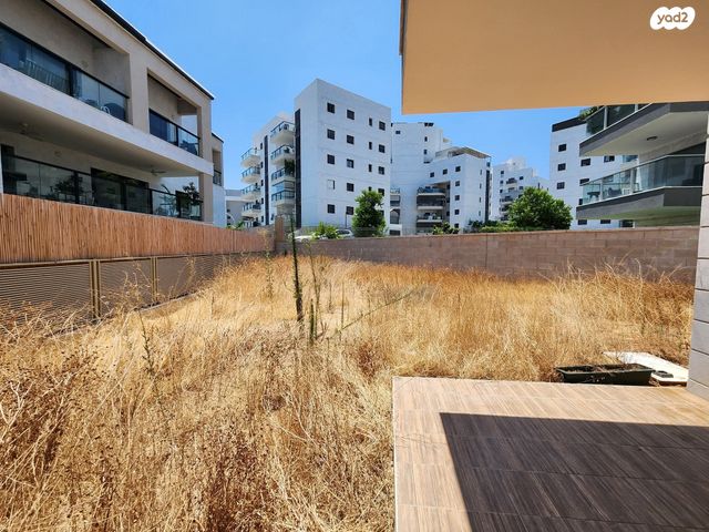 דירת גן, שרה אהרונסון, גדרה מזרח, גדרה