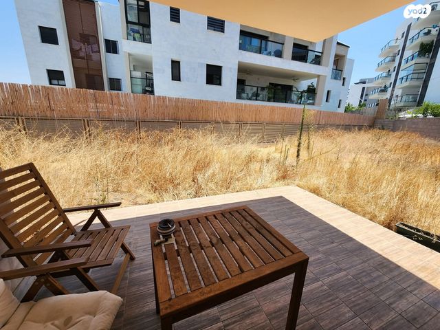 דירת גן, שרה אהרונסון, גדרה מזרח, גדרה