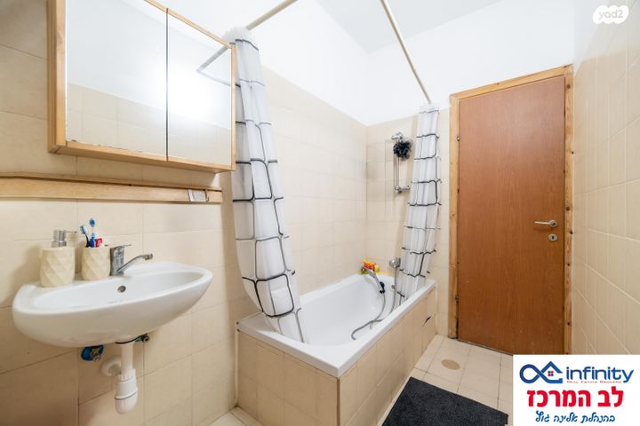 דירה, צבי הירש קלישר, מחנה יהודה, פתח תקווה