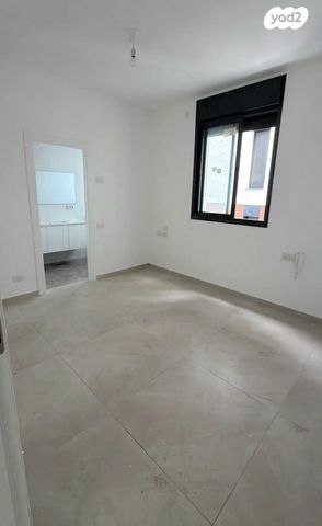 דירה, יואב, חרוזים, רמת גן