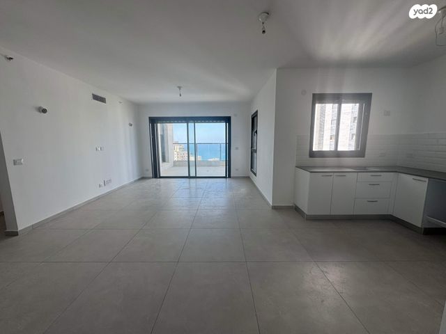 דירה, אמנון ליפקין שחק, נוף הטיילת, נתניה