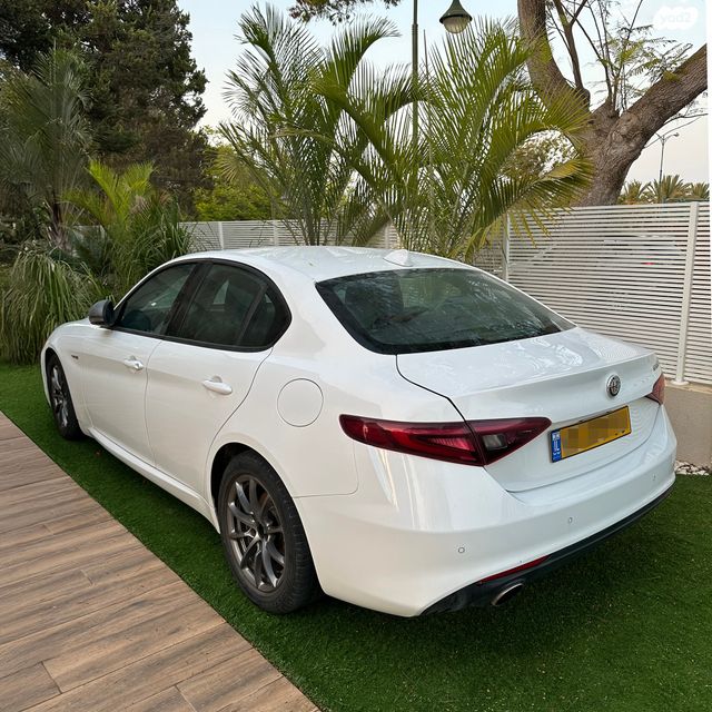 אלפא רומיאו ג'וליה