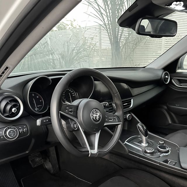 אלפא רומיאו ג'וליה