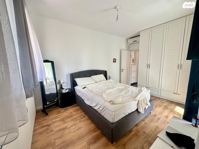 דירה, הזמר העברי, כפר סבא