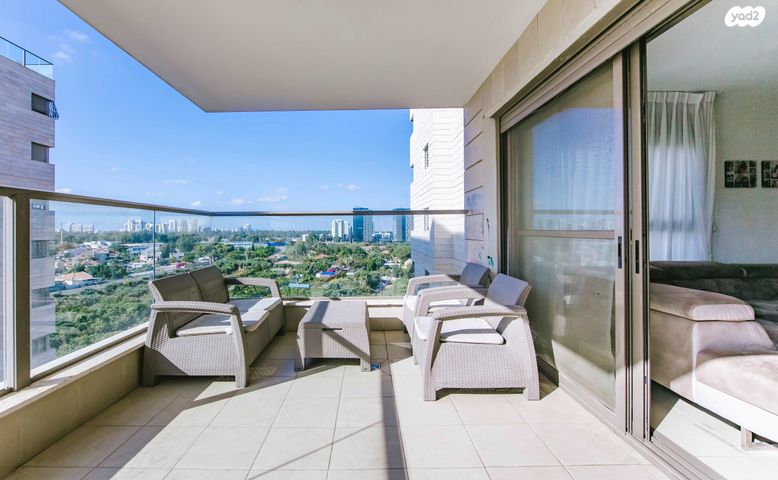 דירה, אהוד מנור, חתני פרס ישראל, באר יעקב