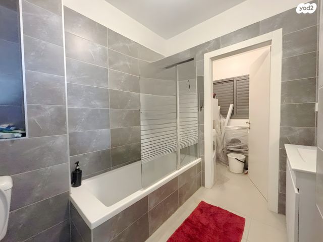 דירה, שרה אהרונסון, גדרה מזרח, גדרה