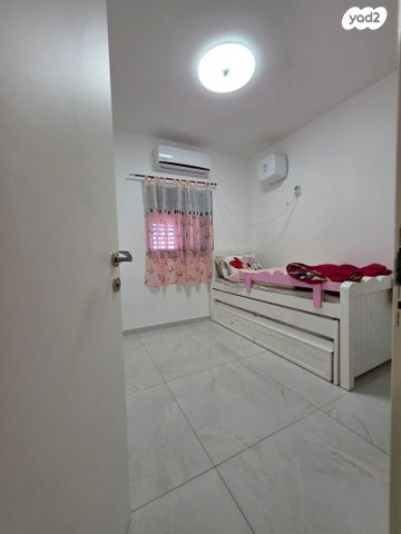 דירה, הנרקיסים, רכסים, רכסים