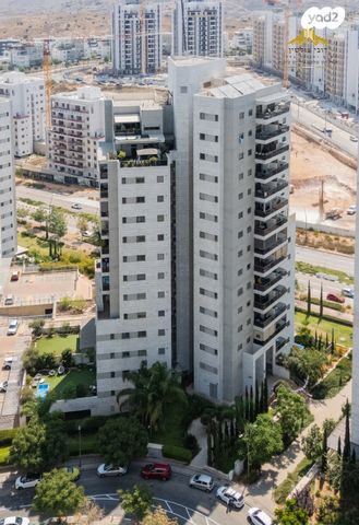 דירה, יונתן רטוש, פסגות אפק, ראש העין