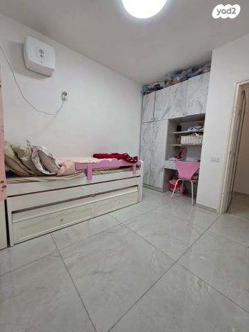 דירה, הנרקיסים, רכסים, רכסים