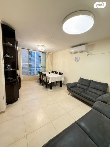 דירה, הרב אברהם יצחק הכהן קוק, הר שלום, בני ברק