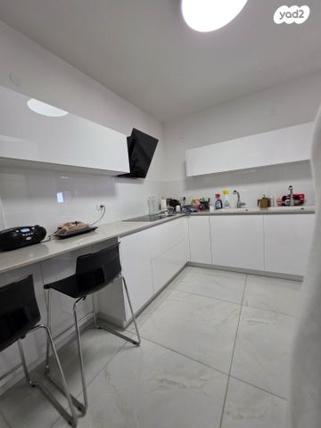 דירה, הנרקיסים, רכסים, רכסים