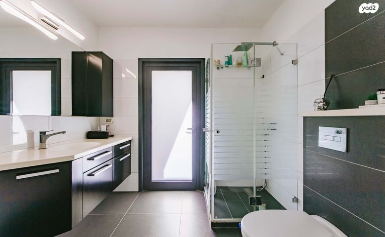 דו משפחתי, קרית עקרון